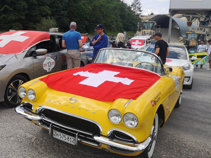 Dinora zeigt Flagge