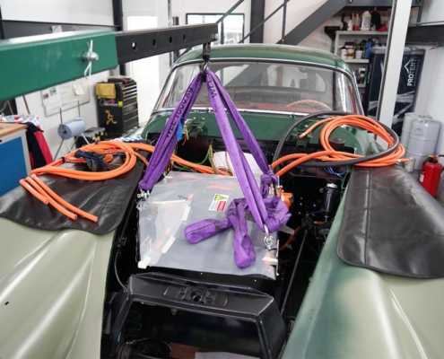 DSC00705_jaguarXK150_batterie12 Die Batteriebox hängt an einem Motorenlift, über dem ehemaligen Motorenraum, in den sie eingebaut wird.