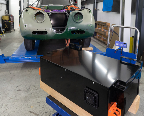 DSC00713_jaguarXK150_batterie5 Die hintere Batteriebox steht auf einem Hubwagen vor dem Fahrzeug, in welches sie eingebaut wird.