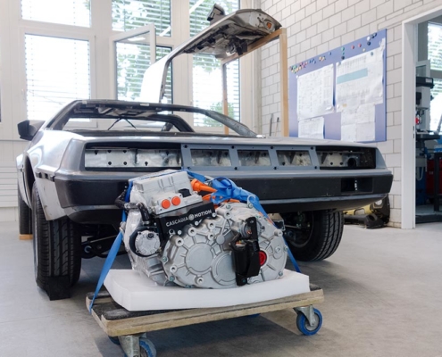 DSC03961_deLorean_manufakturmarton_galerie7 Der Elektromotor plus Umrichter und Getriebe/Differenzial auf einem Rollbrett vor dem Fahrzeug.