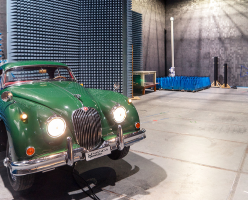 JaguarXK150_manufakturmarton_blog_02933 Jaguar XK150 in einer Prüfhalle. Die Prüfhalle ist mit Absorbern ausgestattet, im Hintergrund sieht man die Antenne, welche die elektromagnetischen Strahlen misst.