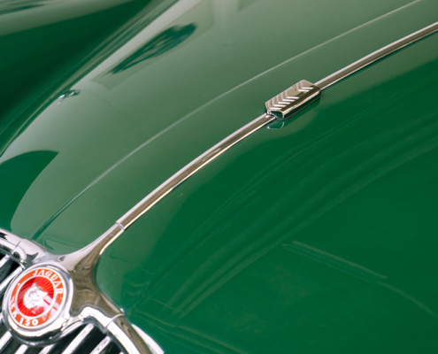 Haube des Jaguar XK150 ohne die sonst übliche Kühlerfigur in Form eines hüpfenden Jaguars. Diese wurde ersetzt durch eine Abdeckung mit stilisiertem Firmenlogo der Manufaktur Marton. Ein stilisiertes doppeltes M.