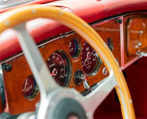 Anzeigen des Jaguar XK 150, die so angepasst wurden, dass sie die nötigen Informationen für ein Elektroauto liefern. Ladestand, Restreichweite, Durchschnittsverbrauch sowie aktuellen Leistungsbezug. Aber natürlich auch nach wie vor die Geschwindigkeit.