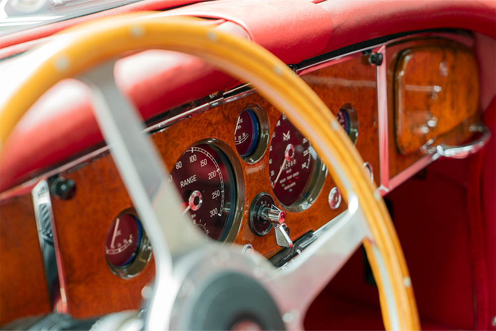 Anzeigen des Jaguar XK 150, die so angepasst wurden, dass sie die nötigen Informationen für ein Elektroauto liefern. Ladestand, Restreichweite, Durchschnittsverbrauch sowie aktuellen Leistungsbezug. Aber natürlich auch nach wie vor die Geschwindigkeit.