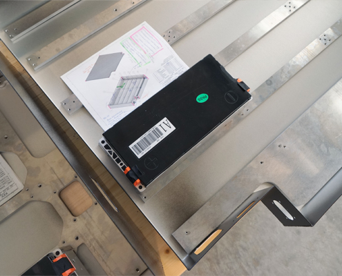 eLandy_manufakturmarton_galerie_03124 Die hintere Batteriekiste des eLandys, von oben gesehen. Sie ist offen, und noch nicht fertig bestückt. Man sieht ein Akku-Modul sowie den Bauplan der Batterie