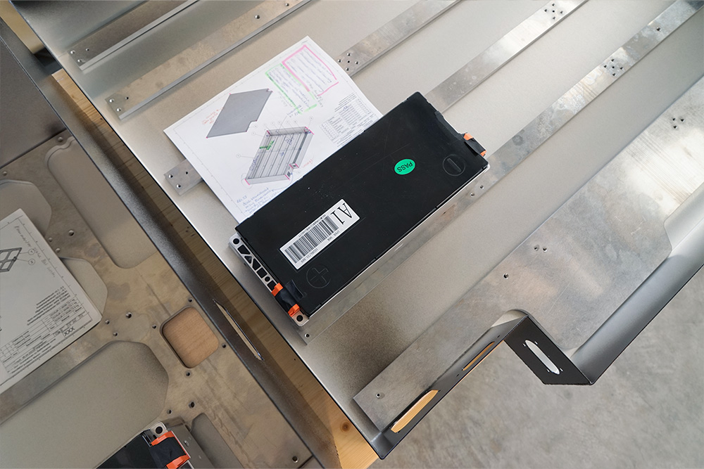 eLandy_manufakturmarton_galerie_03124 Die hintere Batteriekiste des eLandys, von oben gesehen. Sie ist offen, und noch nicht fertig bestückt. Man sieht ein Akku-Modul sowie den Bauplan der Batterie