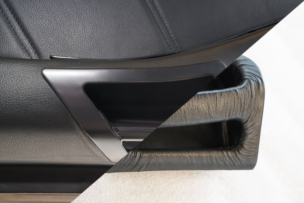 DeLorean neue Türhaltegriffe - Vergleich neu und alt. Der alte Haltegriff war ein Kunststoffteil mit faltiger Lederoptik, der neue Griff kommt glatt und schnörkellos daher.
