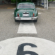 Ein grüner Jaguar XK 150 steht auf einer Prüfbahn des Strassenverkehrsamtes Zug. Ansicht von Hinten auf das Auto. Man erkennt die Bahnnummer 6 im Bild unten, etwas angeschnitten.