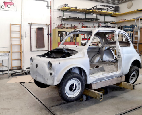 Die Karosserie des Fiat Nuova 500 weist nach dem Sand- und Nussstrahlen keine Lackreste mehr auf.