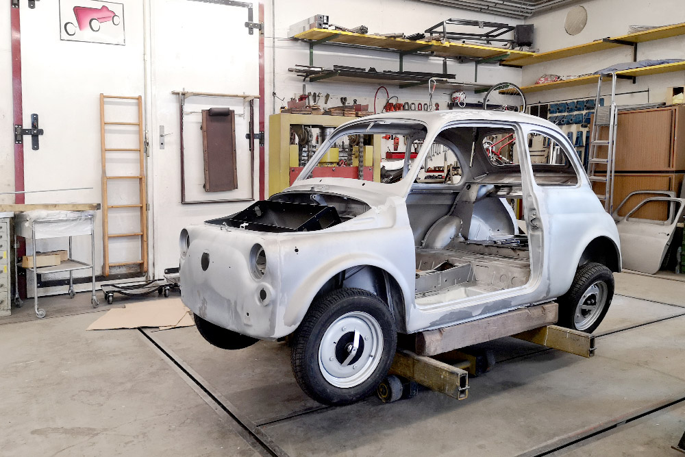 Die Karosserie des Fiat Nuova 500 weist nach dem Sand- und Nussstrahlen keine Lackreste mehr auf.
