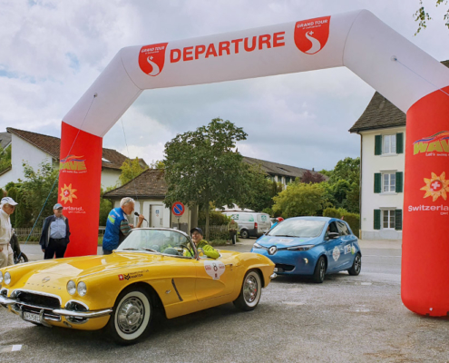 Corvette faehrt durch Torbogen in Thalwil Corvette fährt durch Torbogen während Ankunft in Thalwil an der Wave Trophy 2019