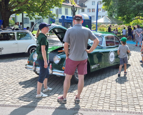 Jaguar am Wheel Jam Zwei Personen besprechen den elektrifizierten Jaguar XK150 an der Wheel Jam in Baar 2024