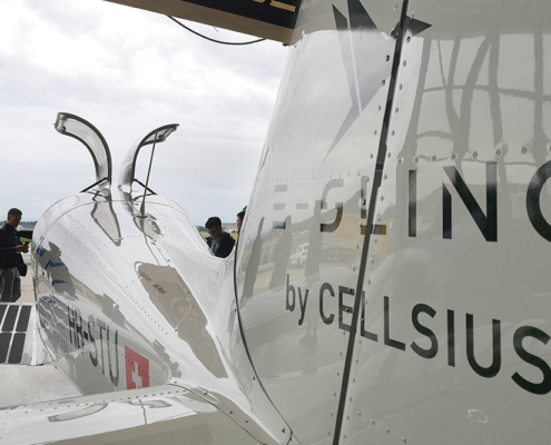 e-Sling: Von Studenten entwickeltes Elektro-Flugzeug Kleines Sportflugzeug für zwei Personen, vom Heck her aufgenommen. Auf dem Flugzeug sind diverse Sponsoren aufgeführt, und die Flugzeug-Kennzeichnung ist HB-STU.