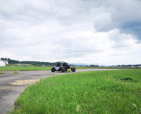 eRod auf Flugfeld Ein eRod, also ein elektrisches Quad, fährt auf dem Flugplatu um eine Kurve.