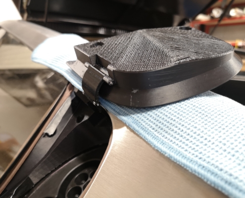 IMG_20231222_111521 Test Scharnier Ladedosendeckel am Delorean. 3-D-Prototyp der Ladeklappe in aufgeklappter Position. Zur Sicherheit ist die Carosserie mit einem Lappen geschützt, auf dem die Ladedosenklappe aufliegt